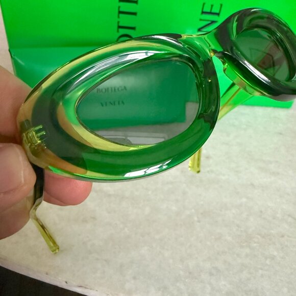 BOTTEGA VENETA Women's Green Cat Eye Sunglasses 703244 - Picture 15 of 16